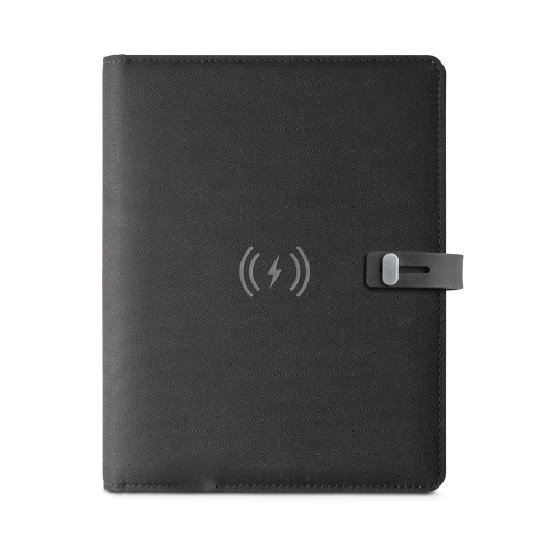 ELEVATE A5 FOLDER. Pasta A5 em 300D poliéster 100% reciclado com carregador por indução embutido (5'000 mAh) e bloco com páginas pautadas