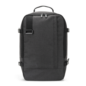 CIES. Mochila desenvolvida para cumprir as dimensões exigidas pelas companhias aéreas em poliéster reciclado 600D de alta densidade com acabamento repelente à água (20 L)